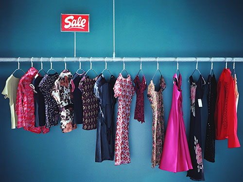 02_clothing_sale_rack_lgn_70641507